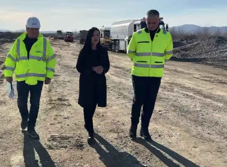 Zëvendëskryeministrja Balluku inspekton aksin rrugor Elbasan-Rrogozhinë, pjesë e Korridorit VIII