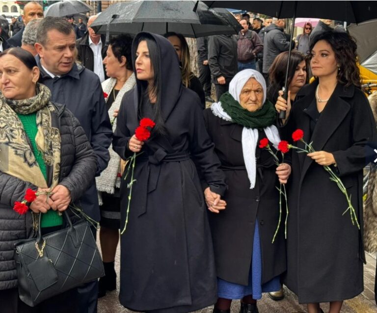 Familjarë, qytetarë dhe deputetë të mazhorancës, homazhe në nder të katër viktimave të 21 janarit