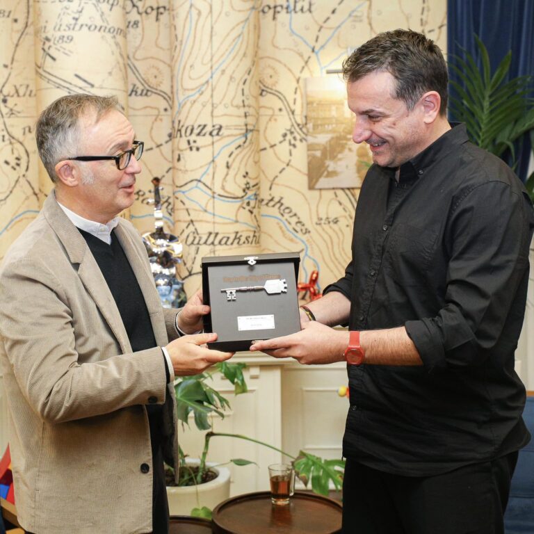 Kryebashkiaku Veliaj nderon ambasadorin italian Fabrizio Bucci me “Çelësin e Qytetit”