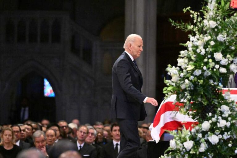 Biden i bën homazhe ish-presidentit Carter