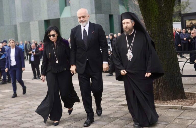 FotoALBUMI i një dite zie në Katedralen e Ngjalljes së Krishtit