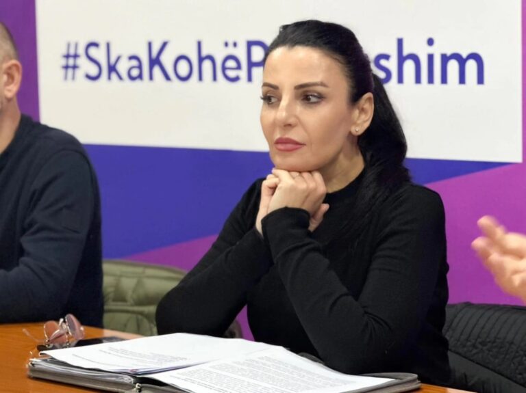 Belinda Balluku në takime elektorale në Portëz, Fier