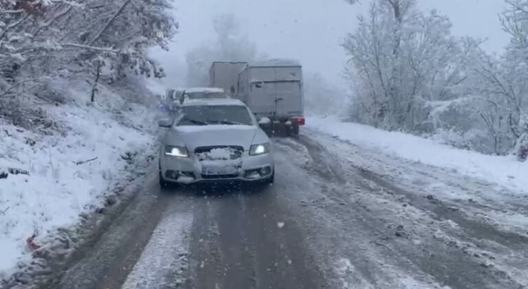 Bllokime nga dëbora në Lezhë, Qafa e Ulzës dhe rruga drejt Kishës së Laçit të pakalueshme
