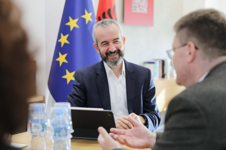 Zgjedhjet më 11 maj, ambasadori britanik shkon në KQZ. Celibashi jep detaje