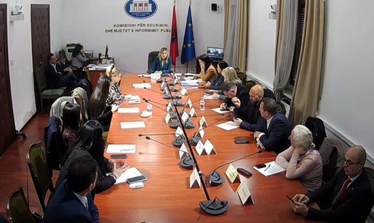 Deputetët e PS dhe PD-së në një mendje: Këshilli Drejtues të ndërpresë garën për drejtorin e RTSH