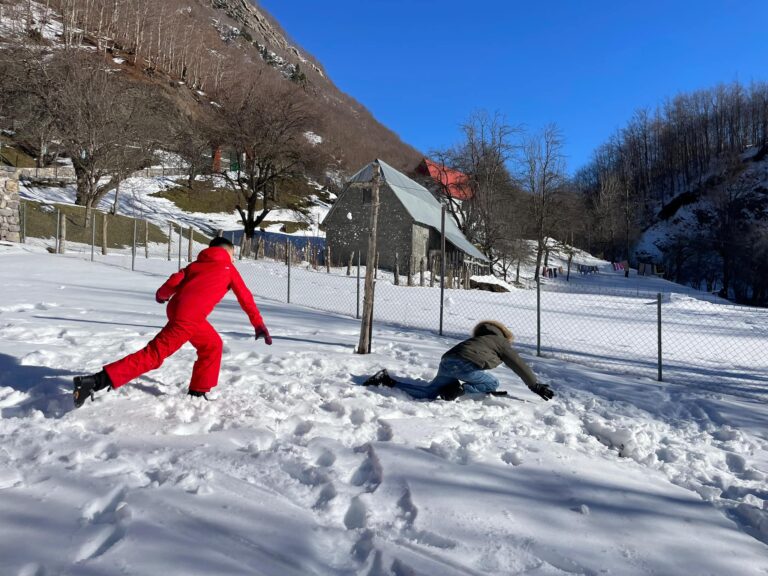 Foto nga Lepusha e Malësisë së Madhe, “perla e Alpeve shqiptare”, ku bota arrin deri në 4 metra lartësi
