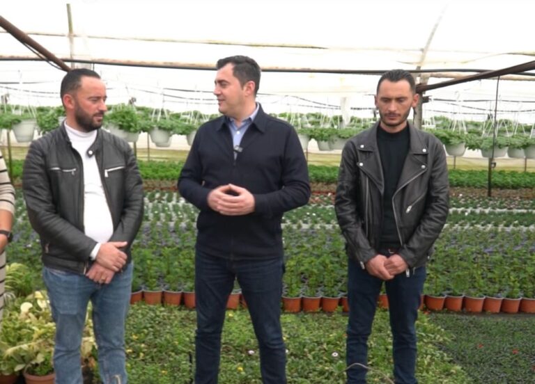 Kryebashkiaku i Elbasanit, Gledian Llatja, viziton biznesin familjar në Papër