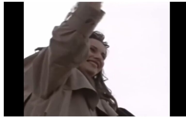 Publikohet video e Melania Trump 23 vjeç kur aktronte sikur të ishte presidente