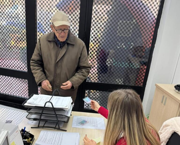 Abonetë falas. Bashkia u vjen në ndihmë pensionistëve, shton numrin e sporteleve