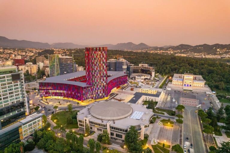 Media britanike “Metro” për Shqipërinë: Plazhe mahnitëse, një Tiranë europiane, ushqim fantastik dhe çmime të përballueshme