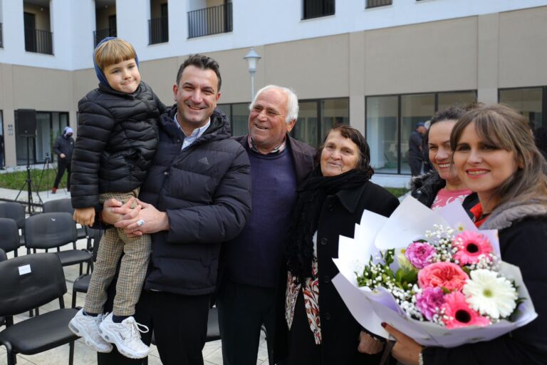 Bashkia shpërndan 75 apartamente për banorët e Kombinatit, Veliaj: Pavarësisht pengesave nga partiçkat…