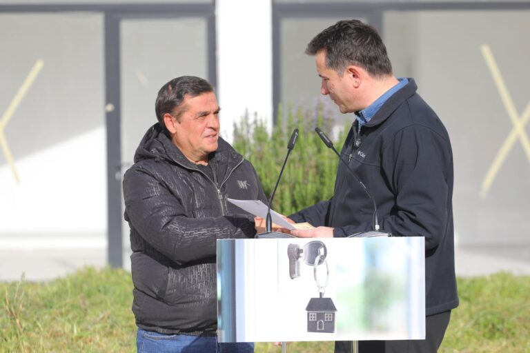 Veliaj jep certifikatat e pronësisë për familjet e “5 Majit”: I vendosur t’i çoj punët deri në fund!