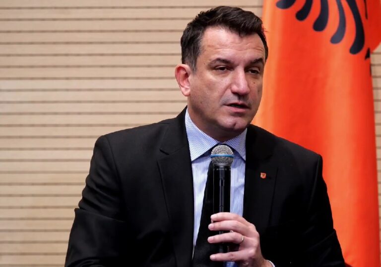 Udhëtojnë me abone falas, Veliaj me pensionistët: Puna jonë, përgjigje ndaj atyre që pengojnë