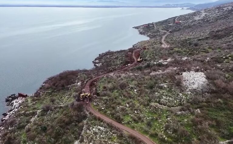Vijon puna në rrugën Shirokë–Zogaj, një investim me rëndësi për zhvillimin e turizmit në zonë (VIDEO)