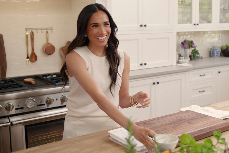 VIDEO/ Meghan Markle i rikthehet shfaqjeve televizive, shihet duke gatuar