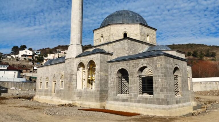 Mirëmëngjesi i Benet Becit, me rikthimin në identitet të Xhamisë së Plumbit