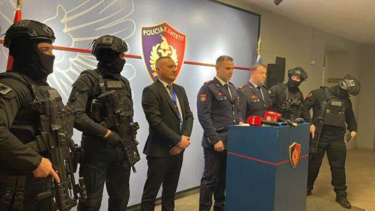 Zbulohen shtëpi bari, në pranga dhe i sapoliruari nga burgu. U kap me makinë të blinduar dhe armë