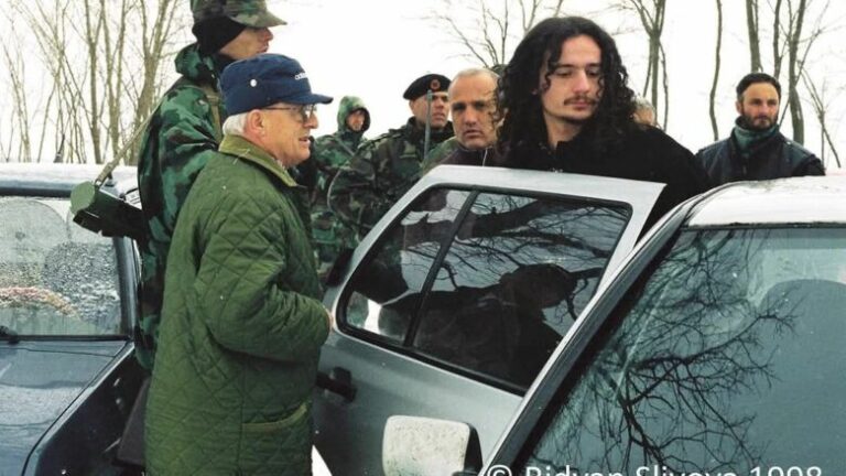 Foto historike e Adem Demaçit me Albin Kurtin gjatë luftës
