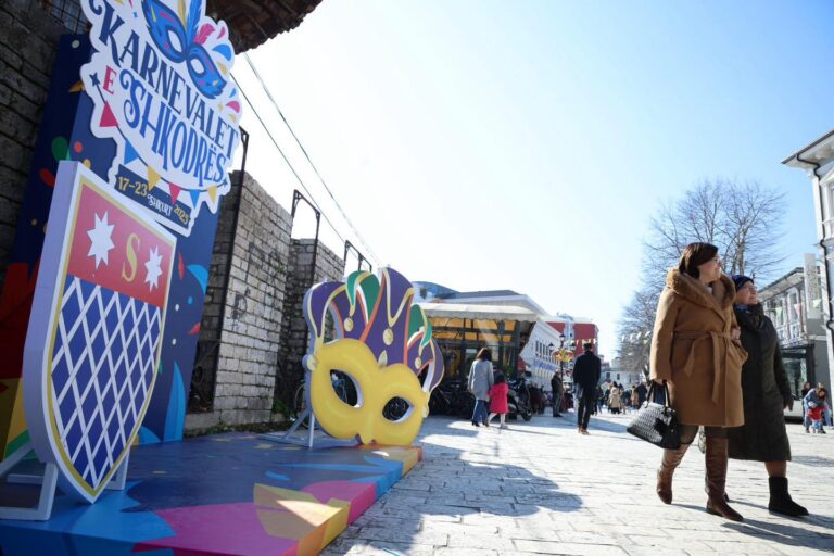 Vigjilje Karnavalesh në Shkodër, aty ku grotesku dhe manifestimi festiv mëkojnë shpirtin krijues dhe pozitivitetin e qytetit