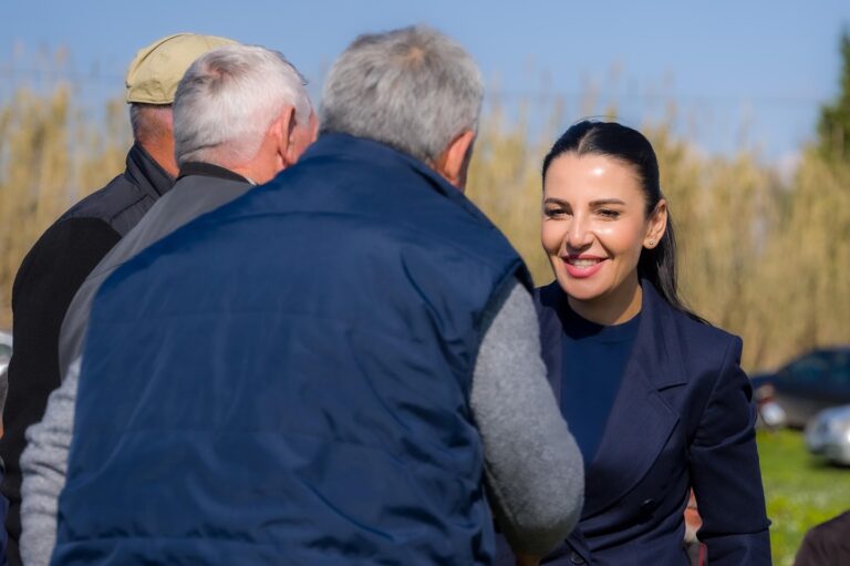 Belinda Balluku në Topojë të Fierit, takim me agro-mekanizatorët mbi shqetësimet dhe problematikat e sektorit