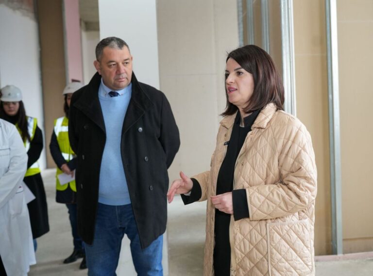 Ministrja: S’ka vend për panik nga meningjiti, situata nën kontroll
