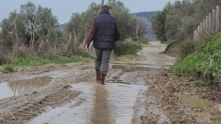 Jeta në fshat, baltë dhe gropa me ujë për të shkuar në shtëpi