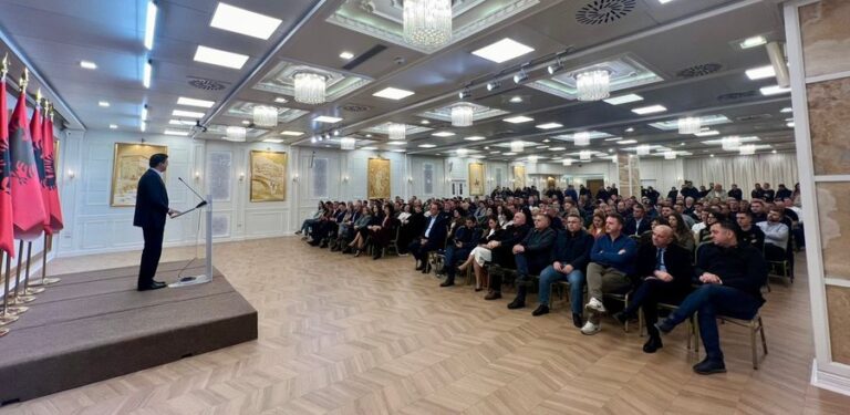 Kandidatët për deputetë, Basha tregon listën me emra