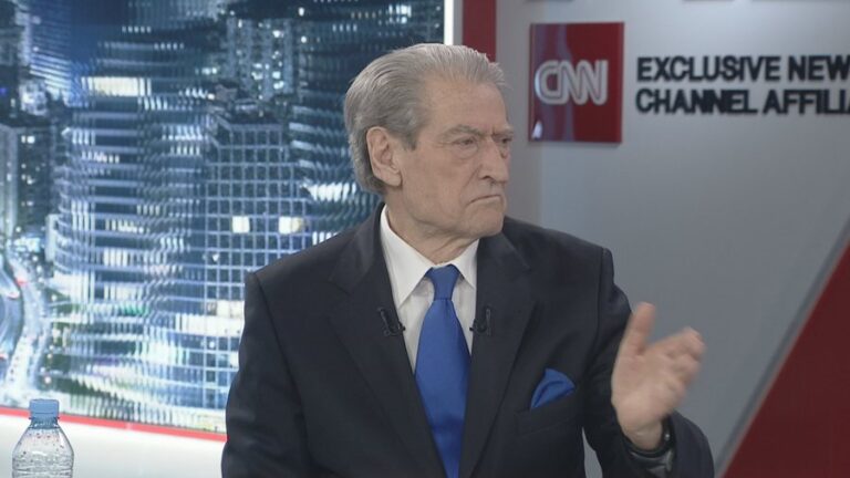 Rama me punonjësit e bashkisë së Tiranës në shesh, Berisha: Si Ramiz Alia, ishte miting anti-shtet