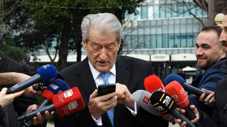 Berisha me telefon në dorë: Partnerët kanë 1 milion faqe përgjime, kemi edhe për Ramën