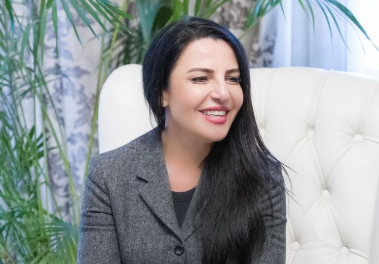 Belinda Balluku me një video-mesazh drejtuar familjeve për panelet diellore për ngrohjen e ujit