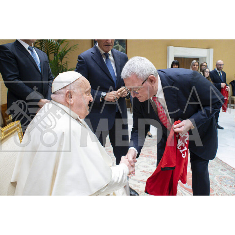 FOTO/ Presidenti Duka pritet nga Papa Françesku, i dhuron diçka simbolike nga ekipi kuqezi