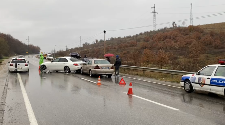 Përplasen makinat në Pogradec, lëndohet një nga shoferët