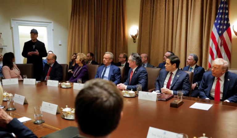 Presidenti Trump urdhëron shkurtime masive të punonjësve të qeverisë federale