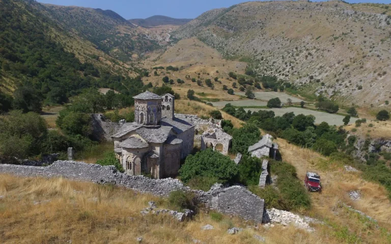 “Telegraph”: Gjirokastra ofron monumente madhështore që u kanë mbijetuar kohës dhe ndërhyrjeve moderne