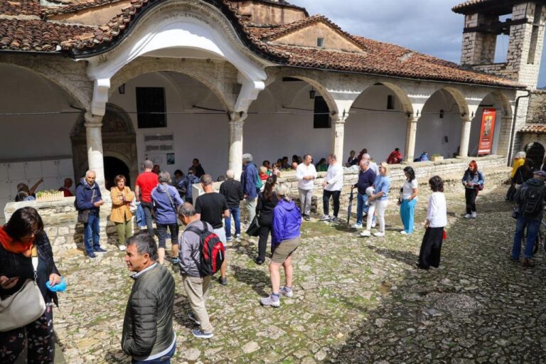 Turizmi e nis mbarë! Monitor: Net-qëndrimet e të huajve rriten me rreth 50%, kryesojnë italianët