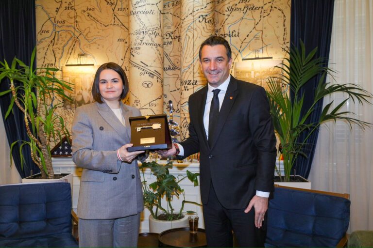 Veliaj i dhuron ”Çelësin e Qytetit” Svitlana Tsikhanouskaya: Tirana e hapur për studentët bjellorusë