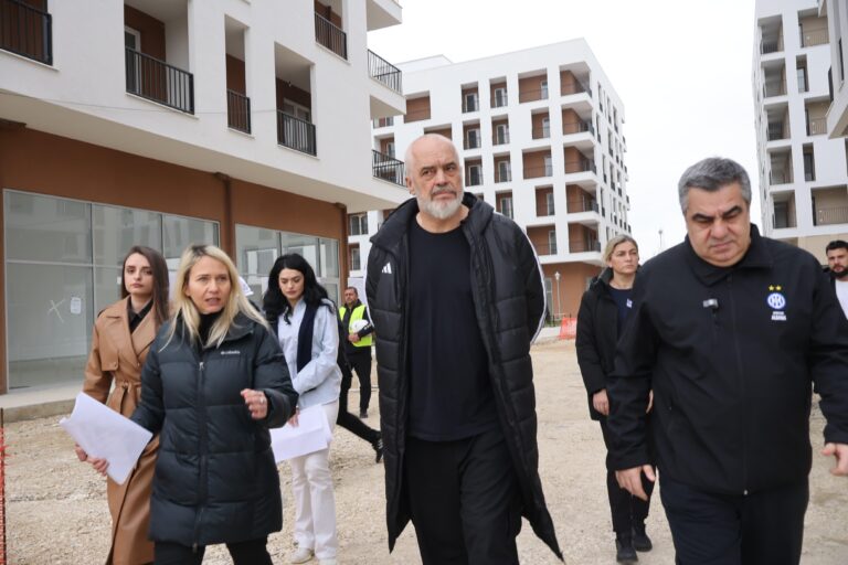 VIDEO/ Rindërtimi në Kombinat, Rama inspekton zonën: 500 apartamente të reja