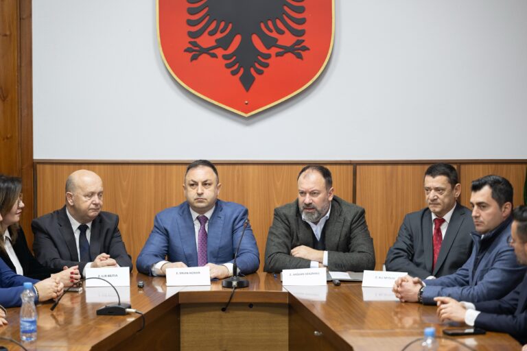 Prezantohet Prefekti i ri i Elbasanit, Mazniku: Të përkthejmë investimet infrastrukturore në përmirësim të jetesës