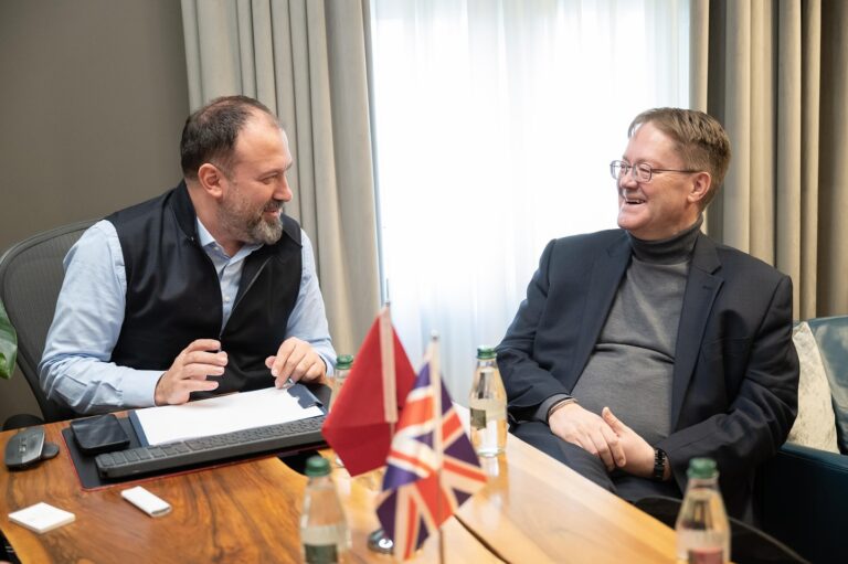 Ministri Mazniku: Me ambasadorin e ri të Britanisë së Madhe në Tiranë, Nicholas Abbott. Projekte të reja për pushtetin vendor