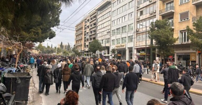 Greqia paralizohet nga greva, njerëzit mbushin rrugët e Athinës dhe qyteteve të tjera
