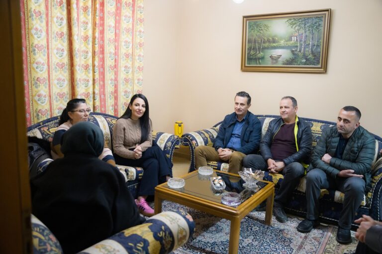 Belinda Balluku vazhdon takimet me qytetarët