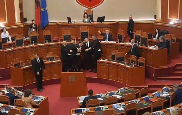 Tensione të forta në Kuvend! Noka përplaset me gardën, i hedh shishe ministrit, Spiropali e përjashton!