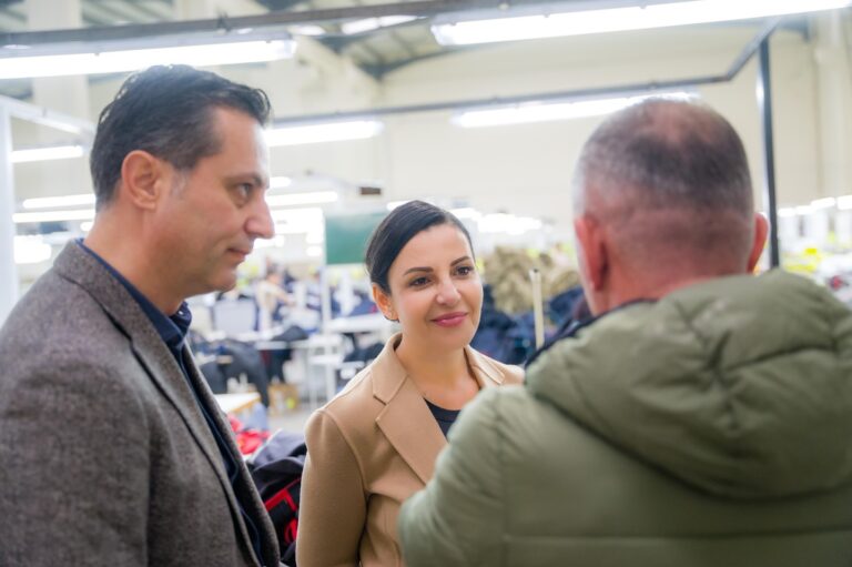 Zv/kryeministrja Belinda Balluku me zv/ministrin Ceno Klosi mbështesin punësimin e mbi 200 grave e vajzave nga “Intex”