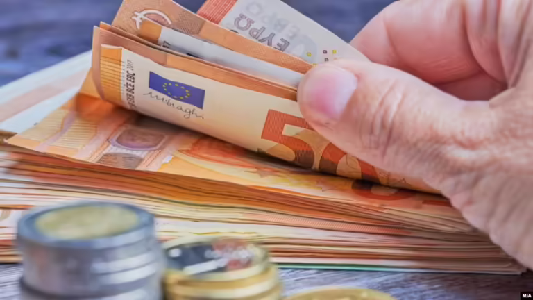 Maqedoni e Veriut: Çfarë do të përfitojnë qytetarët dhe bizneset nga sistemi i pagesave në euro