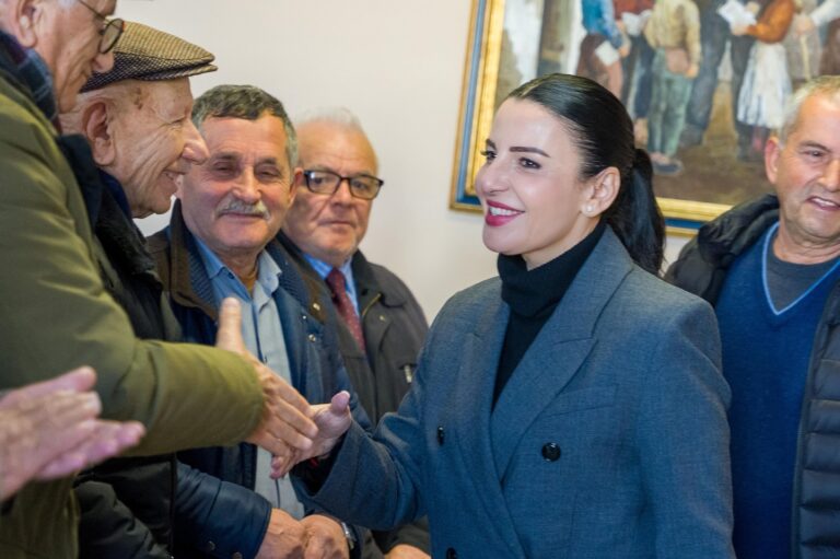 Belinda Balluku mes ish-ushtarakëve (foto)