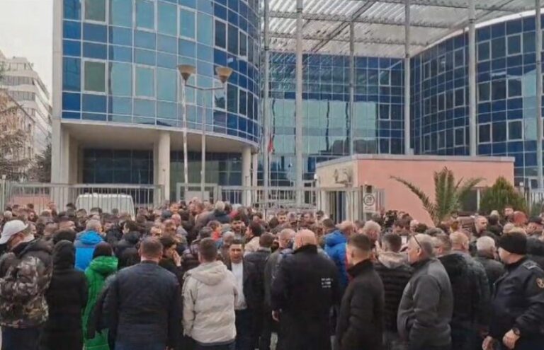 Qindra qytetarë dhe anëtarë të PS Tiranë mbështesin Erion Veliajn pranë GJKKO