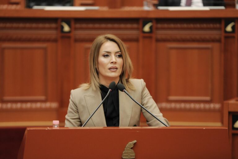Deputetja e PS: Nuk mund t’i ndërpritet Veliajt kontrata me qytetarët, është shkelur prezumimi i pafajësisë
