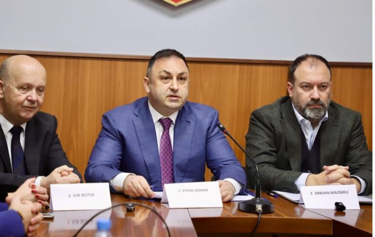 Ministrat Hoxha dhe Mazniku prezantojnë prefektin e ri të Elbasanit