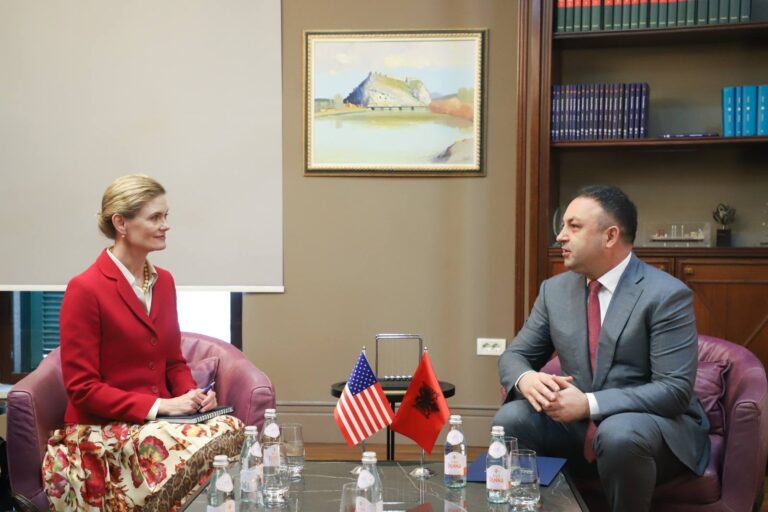 Ministri Hoxha pret në takim VanHorn: Të angazhuar në përgjegjësitë për procesin elektoral të 11 majit