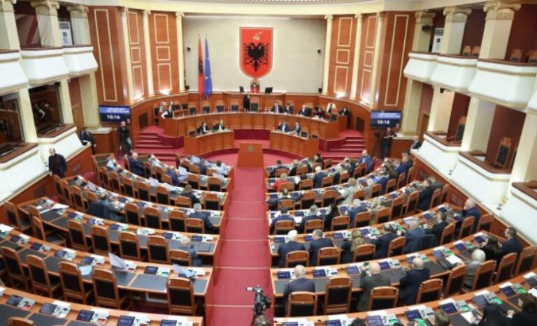 Deputetët i rikthehen Parlamentit, nesër seanca e parë plenare pas zgjedhjeve. Të rinjtë marrin detyrën në shtator